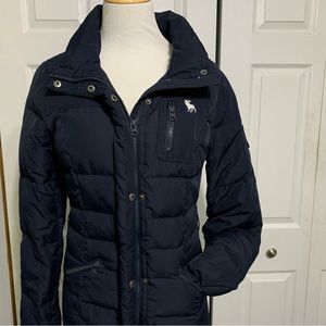 Navy blue small Abercrombie coat.  Very nice shape, no belt.